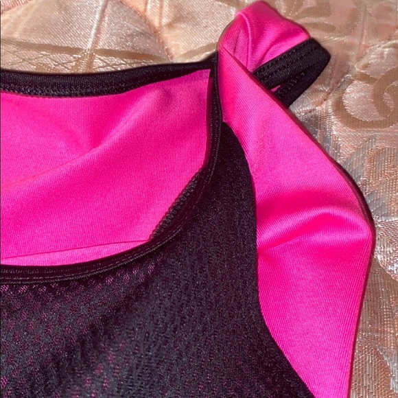 A muscle shirt - Picture 3 of 4